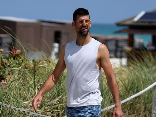 Novak Đoković uživa na plaži u Miamiju u društvu prijatelja