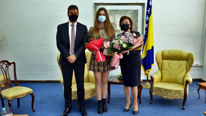 Novalić i Dujmović s mladom plivačicom Lanom Pudar