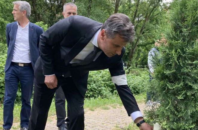 Novalić: Niko nikome ne može zabraniti da danas nosi ovu bijelu traku