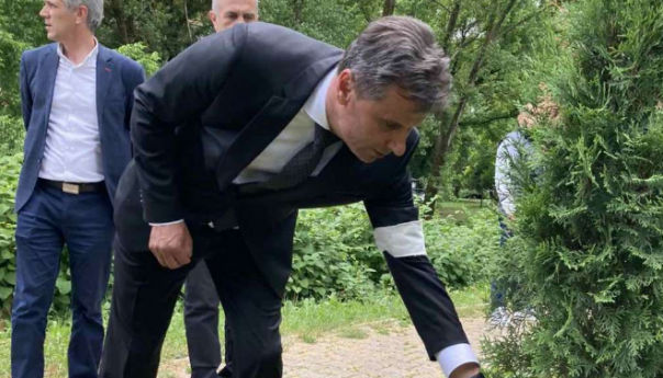 Novalić: Niko nikome ne može zabraniti da danas nosi ovu bijelu traku