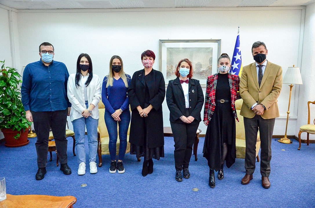 Novalić podržao pobjednike regionalnog takmičenja u simulaciji suđenja