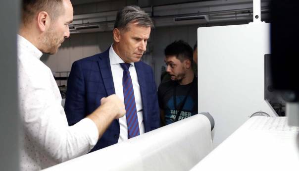 Novalić posjetio firmu koja će prva u BiH koristiti GMO u procesu farbanja tkanina