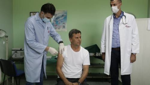 Novalić primio vakcinu u Gradačcu, pozvao građane da se vakcinišu