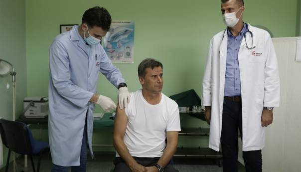 Novalić primio vakcinu u Gradačcu, pozvao građane da se vakcinišu