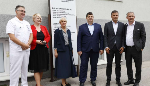 Novalić s predstavnicima ministarstava zdravstva TK i FBiH posjetio Opću bolnicu u Gračanici