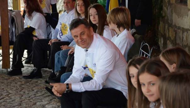 Novalić sa školarcima na kuli Husein kapetana Gradaščevića