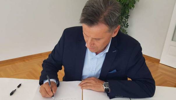 Novalić se upisao u Knjigu žalosti povodom smrti bivšeg japanskog premijera