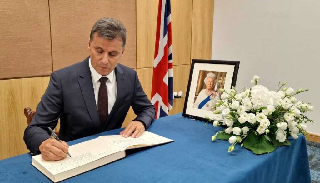 Novalić se upisao u Knjigu žalosti povodom smrti kraljice Elizabete