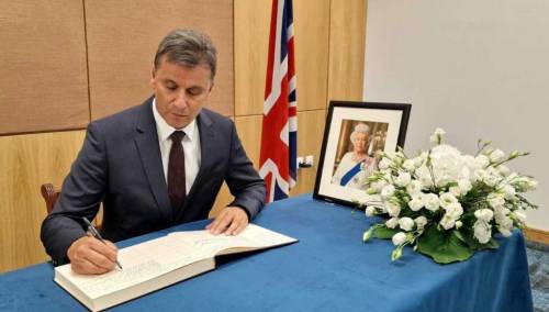 Novalić se upisao u Knjigu žalosti povodom smrti kraljice Elizabete