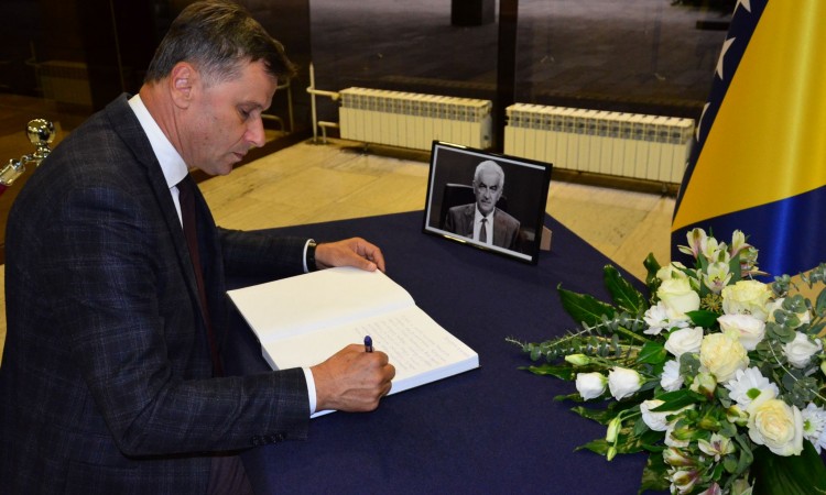 Novalić se upisao u Knjigu žalosti povodom smrti ministra Mandića