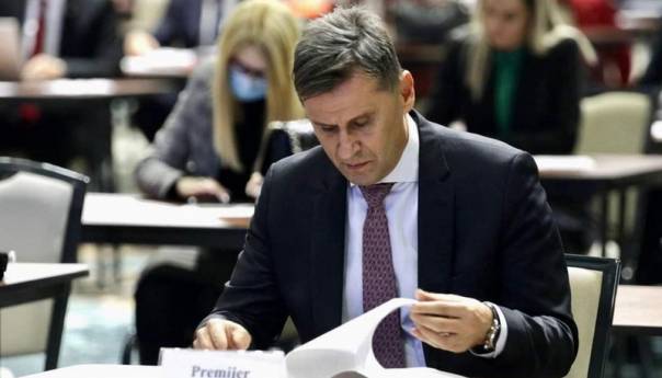 Novalić traži hitno usvajanje: Svim porodiljama u FBiH naknade od 1.000 KM