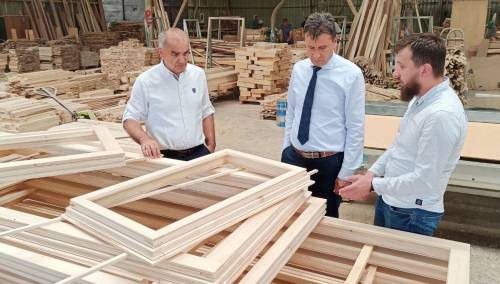 Novalić u D. Vakufu: Uz pomoć Vlade FBiH otvorena nova radna mjesta