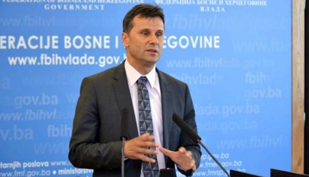 Novalić: Vlada naredila smanjenje cijena nafte, niko ne smije profitirati od krize