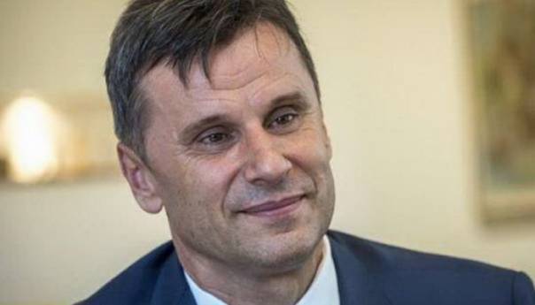 Novalić: Zakon upravo predviđa da se ne plaća porez na poklon i nasljedstvo