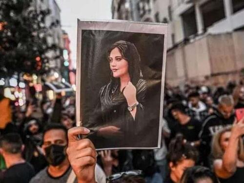 Nove britanske sankcije iranskim zvaničnicima na godišnjicu smrti Mashe Amini