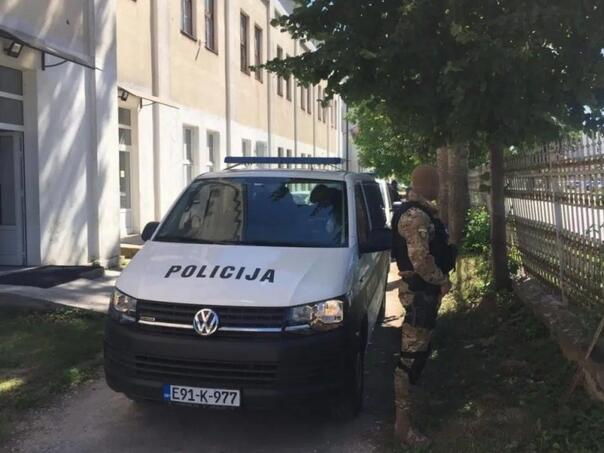Nove lažne dojave o bombama u osnovnim školama u Jajcu