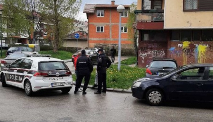 Novi detalji obračuna u stanu na Dobrinji: Nožem izbo tri mladića i pobjegao