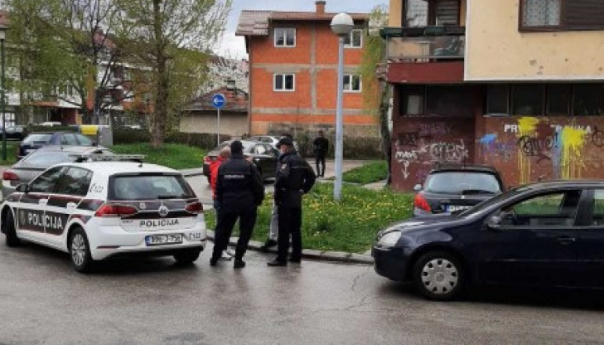 Novi detalji obračuna u stanu na Dobrinji: Nožem izbo tri mladića i pobjegao