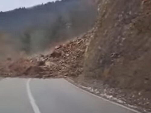 Novi dramatičan snimak kod Foče: Vozač za dlaku izbjegao odron