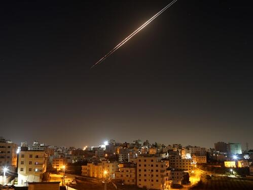 Novi napad na Izrael: Kazetno streljivo pogodilo Tel Aviv