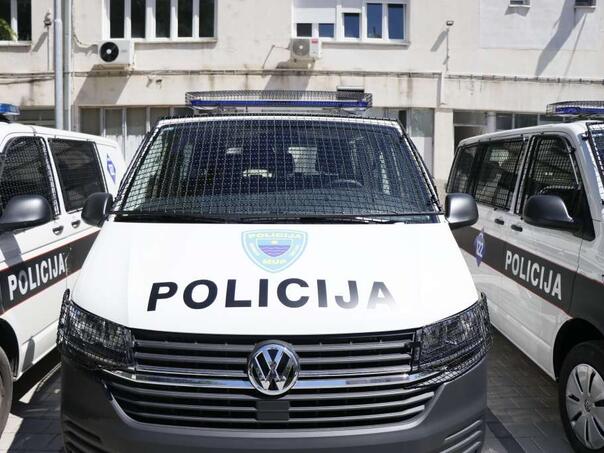 Novi napad u Mostaru lica u crnom sa fantomkama i drvenim palicama