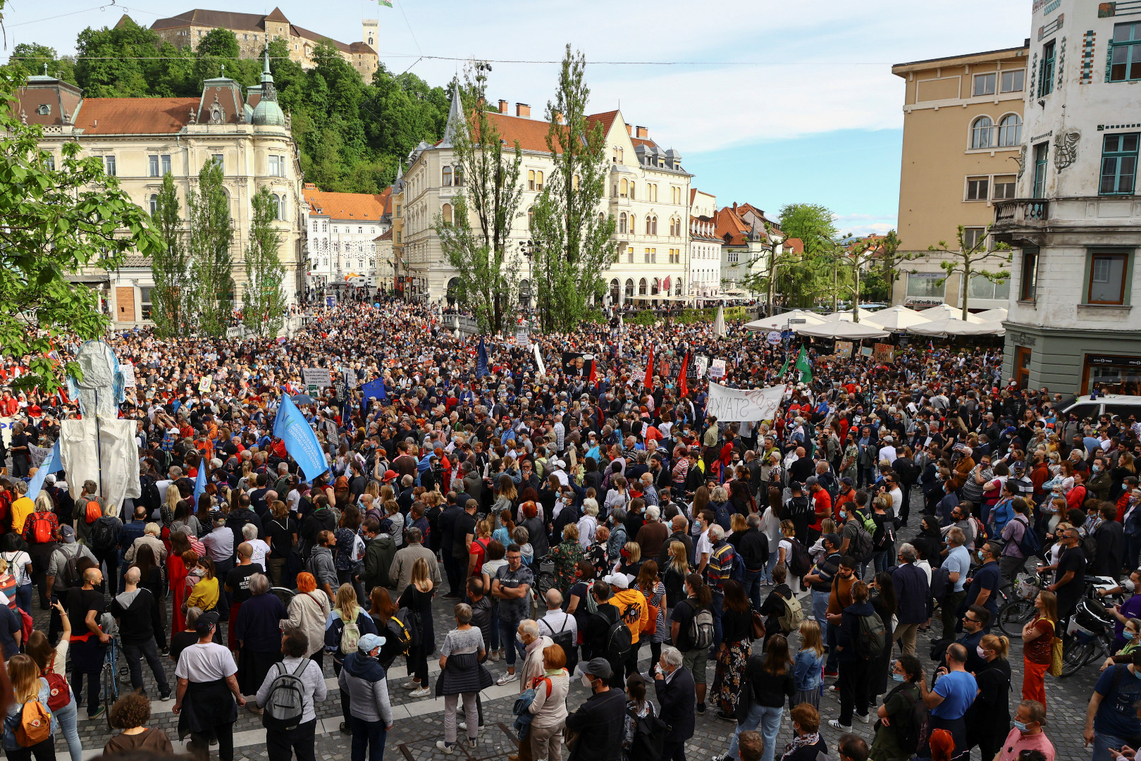 Novi neuspjeh Janše u parlamentu, masovni protest u Ljubljani