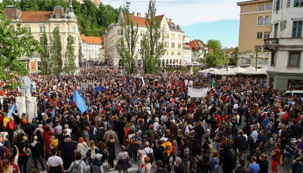 Novi neuspjeh Janše u parlamentu, masovni protest u Ljubljani