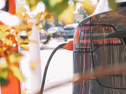 Novi projekat u Japanu: Punite električni automobil dok je crveno na semaforu