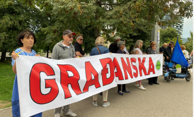 Novi protesti ispred OHR-a: Okupljeni poslali poruku Schmidtu
