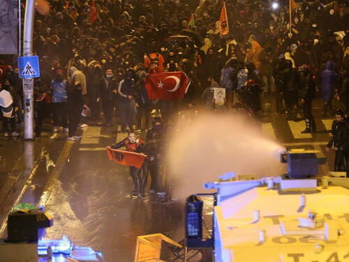 Novi protesti u Turskoj, policija koristila vodene topove i suzavac