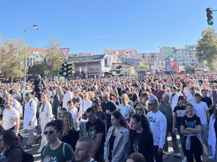 Desetine hiljada ljudi u Novom Sadu: 16 minuta tišine za 16 života  