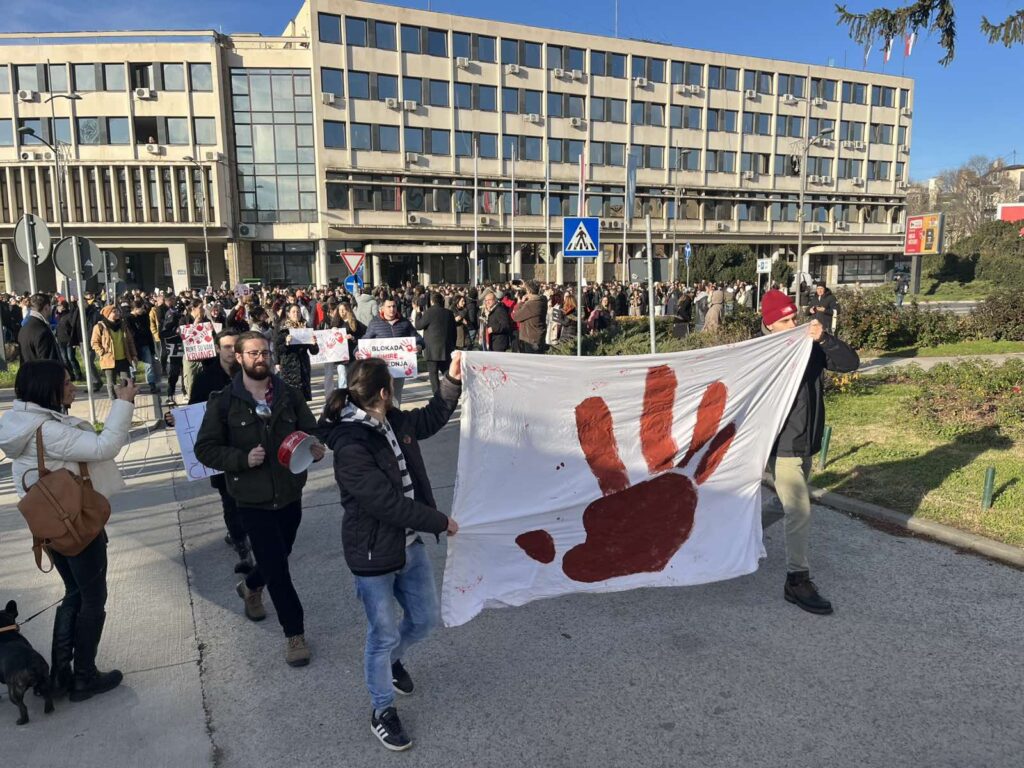 Pištaljke, šerpe, vuvuzele: Studenti pred Skupštinom Vojvodine 