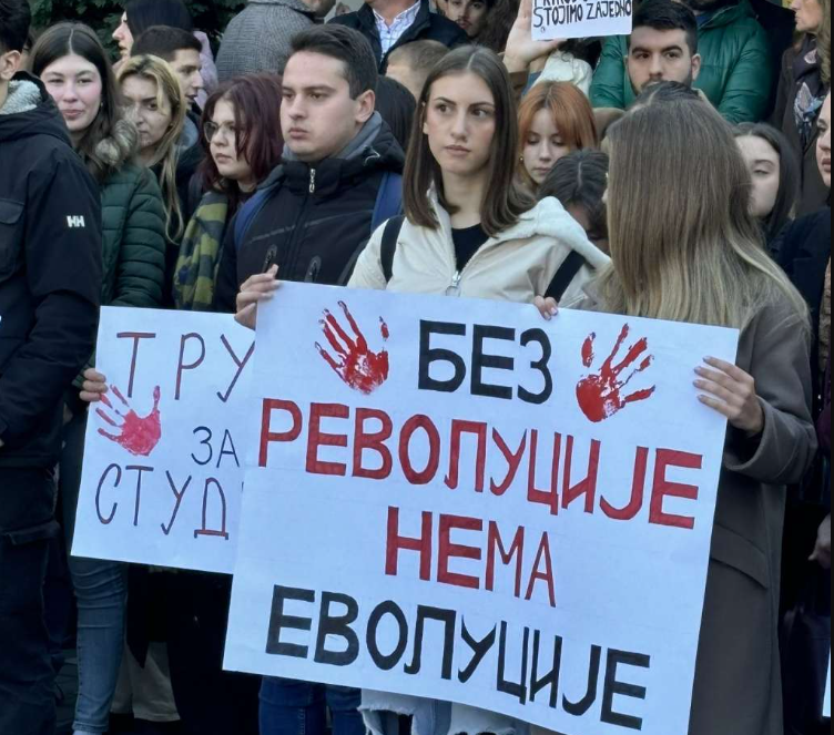 Novi Sad: Protest studenta i građana ispred zgrade suda