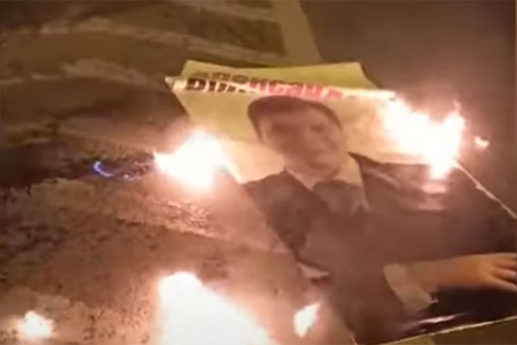 Novi Sad: Spaljen plakat sa slikom Vučića