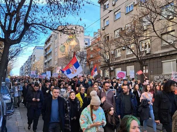 Novi Sad: Tokom protesta studenata jedan motociklista teško povrijeđen