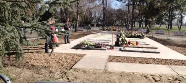 Novi Sad: U krugu najbližih pokopan Đorđe Balašević, tamburaši svirali ‘Oliveru‘