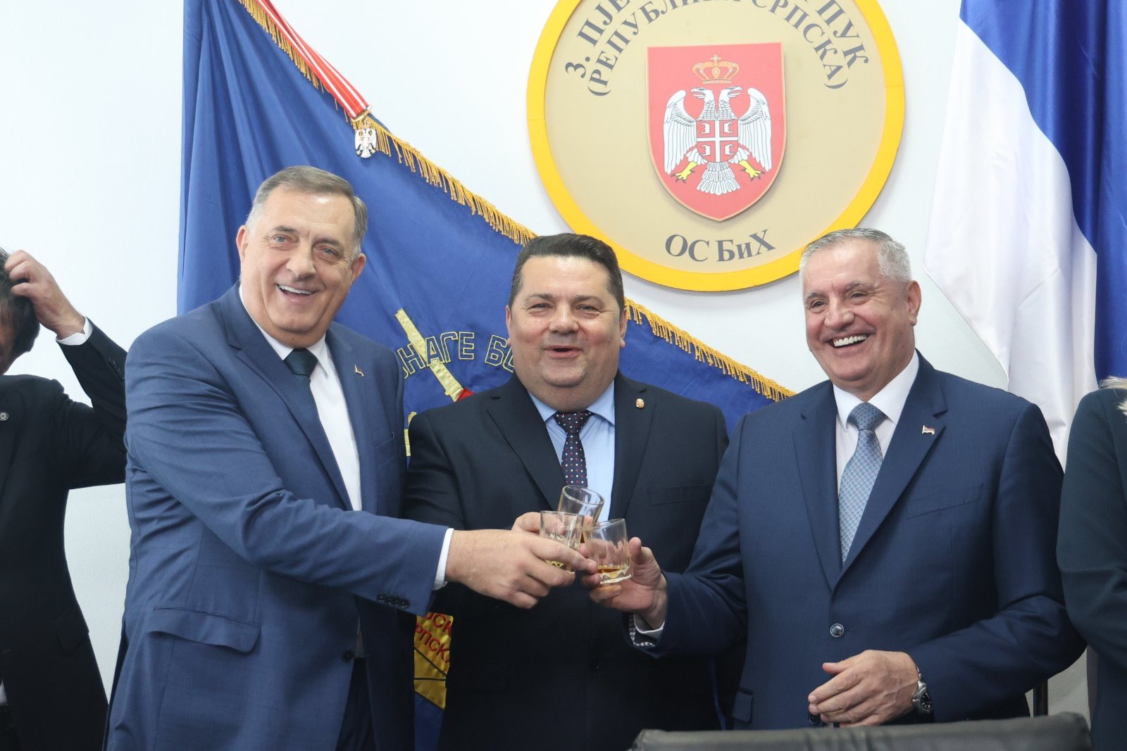 Novi šamar institucijama BiH: Nasmijani trojac nazdravlja u kasarni "Kozara"