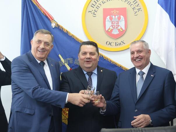 Novi šamar institucijama BiH: Nasmijani trojac nazdravlja u kasarni "Kozara"