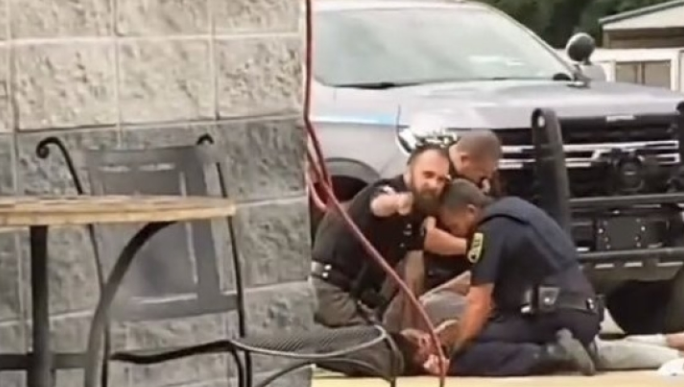 Novi slučaj policijskog nasilja:Tri policajca brutalno tukla mladića, udarali ga šakama i koljenima