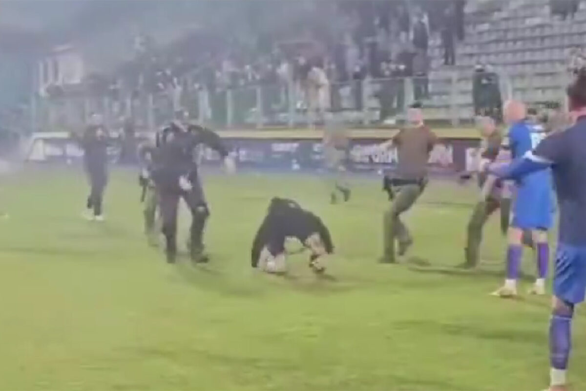 Novi snimak huligana iz Širokog dok ulijeću na terenu: Pogledajte reakciju policije