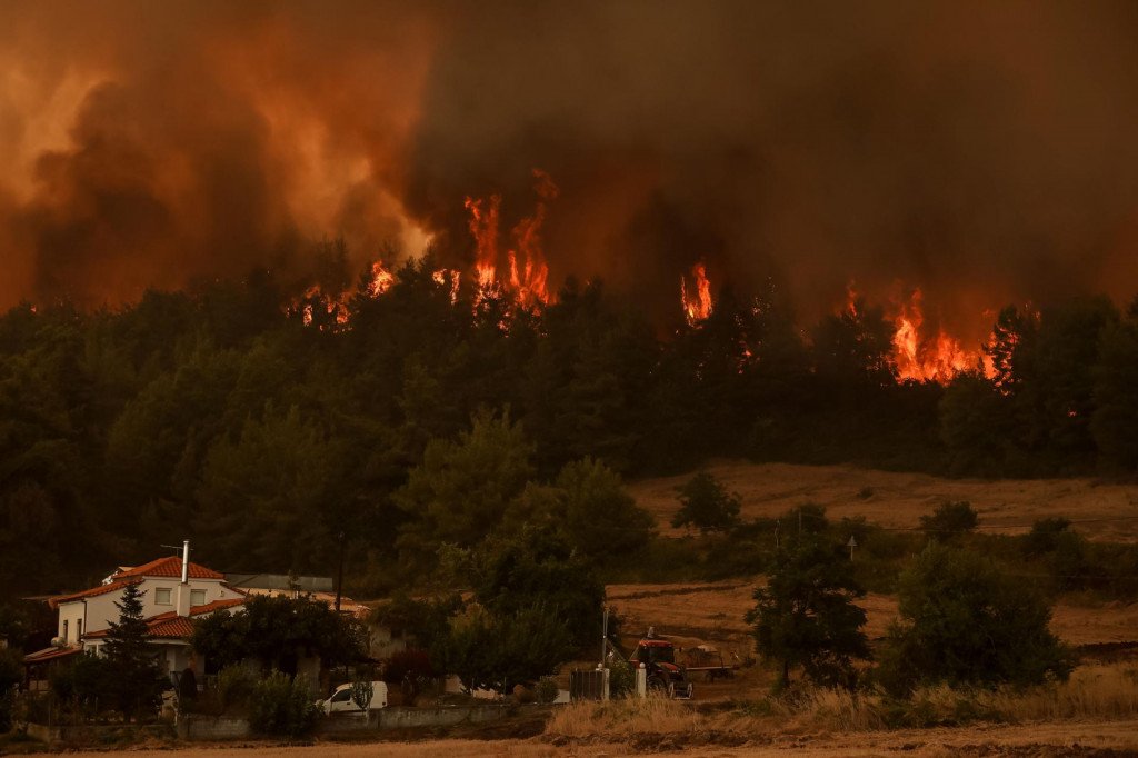 Novi šumski požar na grčkom otoku Evia, pripremljeni čamci za evakuaciju