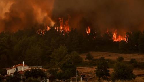 Novi šumski požar na grčkom otoku Evia, pripremljeni čamci za evakuaciju