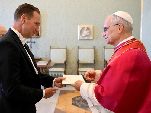 Novi Trumpov ambasador u Vatikanu donio Papi Lavu tortu