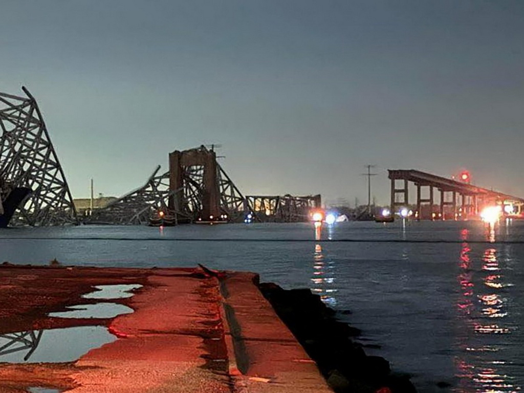 Novi video udara broda u most: Traga se za 20 ljudi