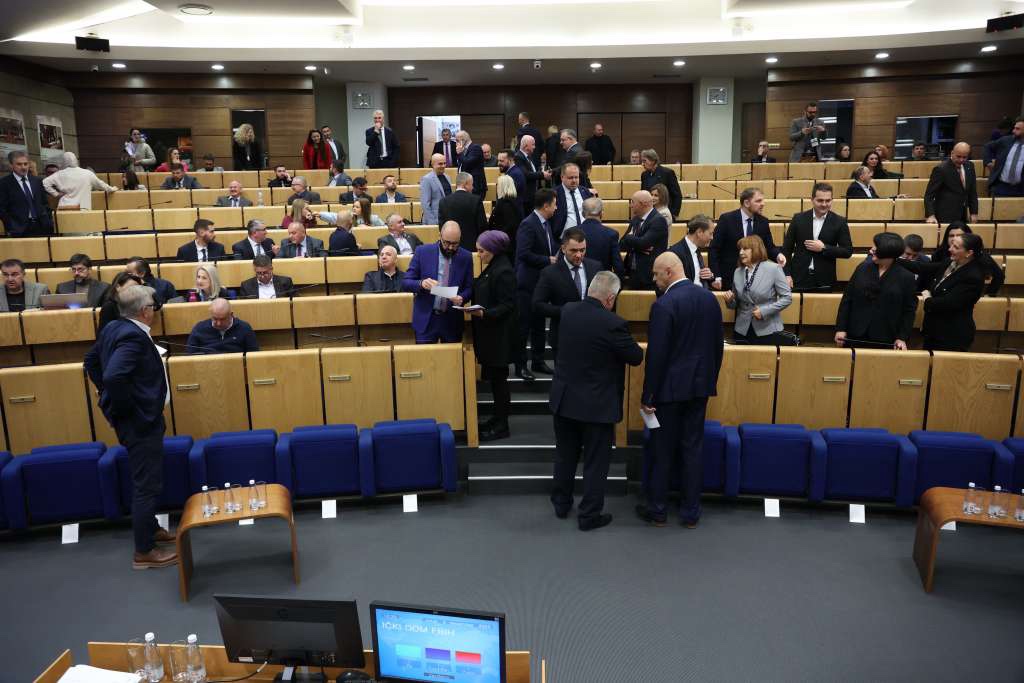 Novi zaplet: Murphy se obratio zastupnicima, HDZ 90 napustio sjednicu