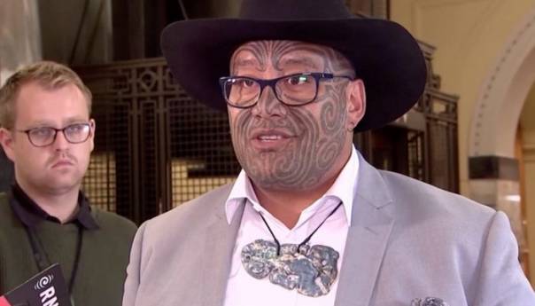 Novi Zeland: Maorski zastupnik odbija kravatu kao “kolonijalnu omču”