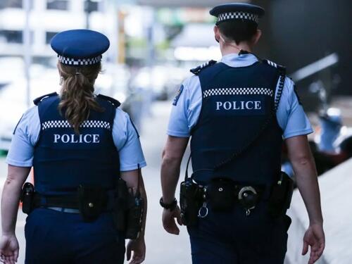 Novi Zeland: Žena uhapšena nakon što je policija u njenom koferu pronašla dvogodišnjakinju