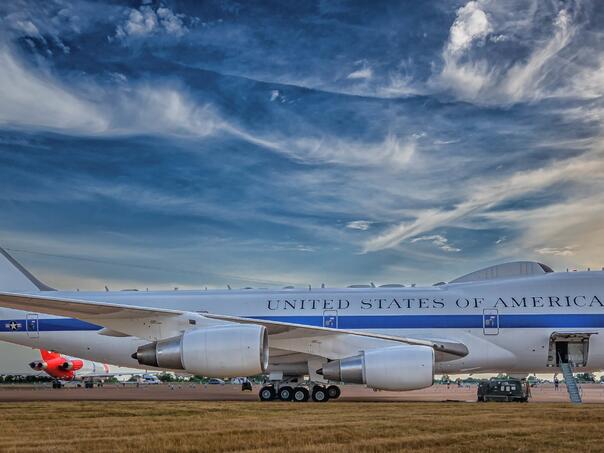 Novinari ukoreni zbog krađe predmeta iz predsjedničkog aviona