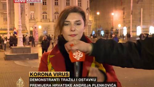 Novinarki Al Jazeere prišao demonstrant i oteo mikrofon tokom javljanja