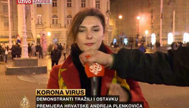 Novinarki Al Jazeere prišao demonstrant i oteo mikrofon tokom javljanja